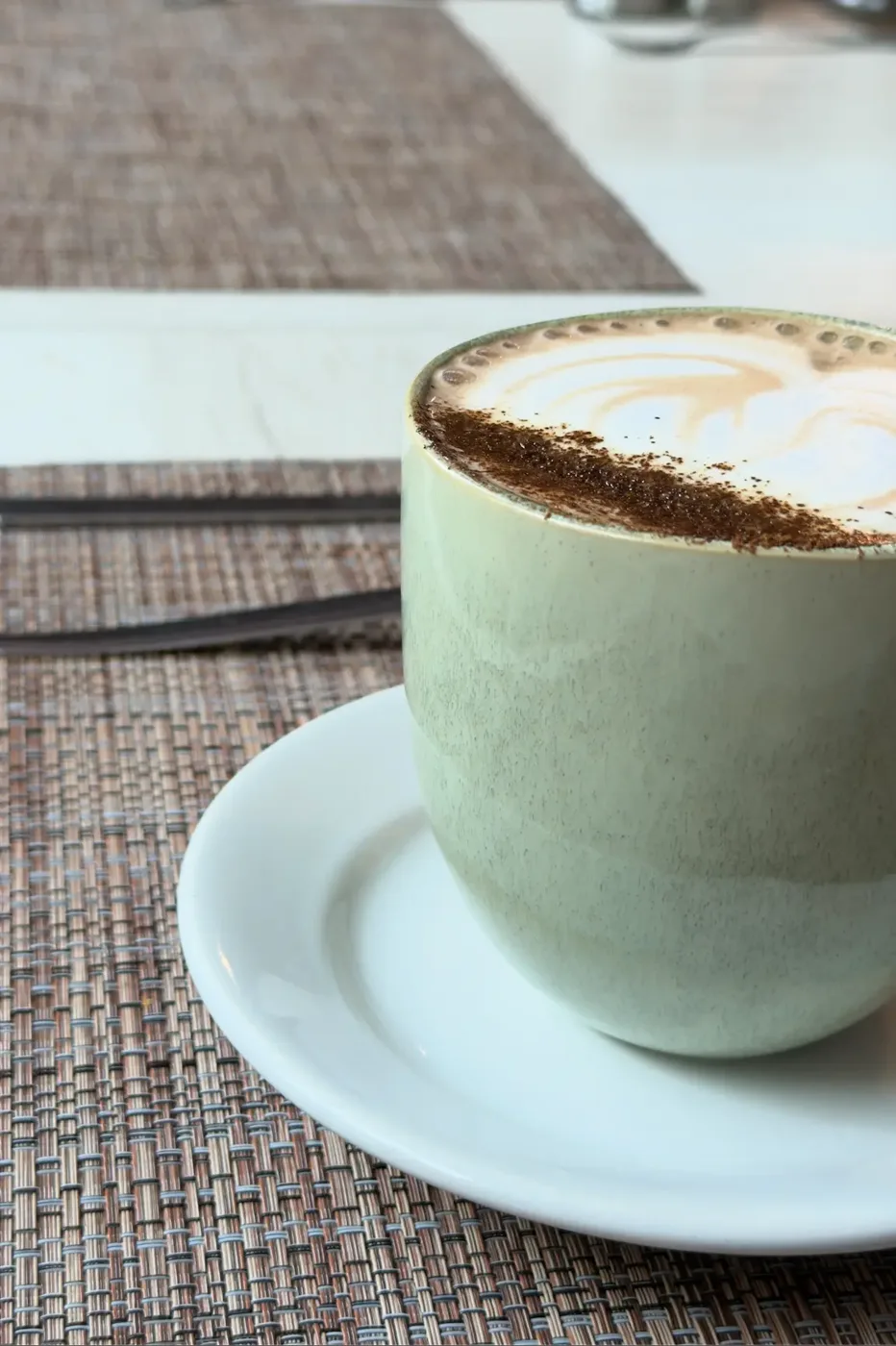 Capuchino en taza de cerámica verde jade